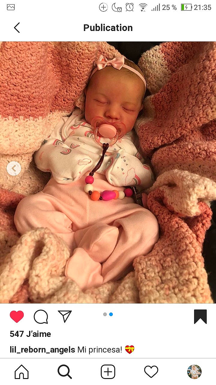 Alyson a rejoint le concours — aidez-le/la à gagner de superbes lots ! baby, bedtime, birth, child, organism, person, photo_caption, photography, smile, stuffed_toy, teddy_bear, toddler, toy