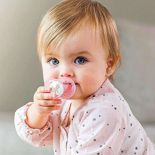 Emma participe au concours pour gagner de l'argent avec cette photo : baby, baby_playing_with_food, baby_products, brown_hair, child, eating, food, nose, person, product, spoon, sweetness, toddler
