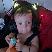 Darko a rejoint le concours — aidez-le/la à gagner de superbes lots ! baby, baby_toy, cat_ears, child, chubby_cheeks, cute, expressionless, face, head, headphones, indoor, infant, person, plush_toy, red, seatbelt, soft_toy, stroller, toddler, toy