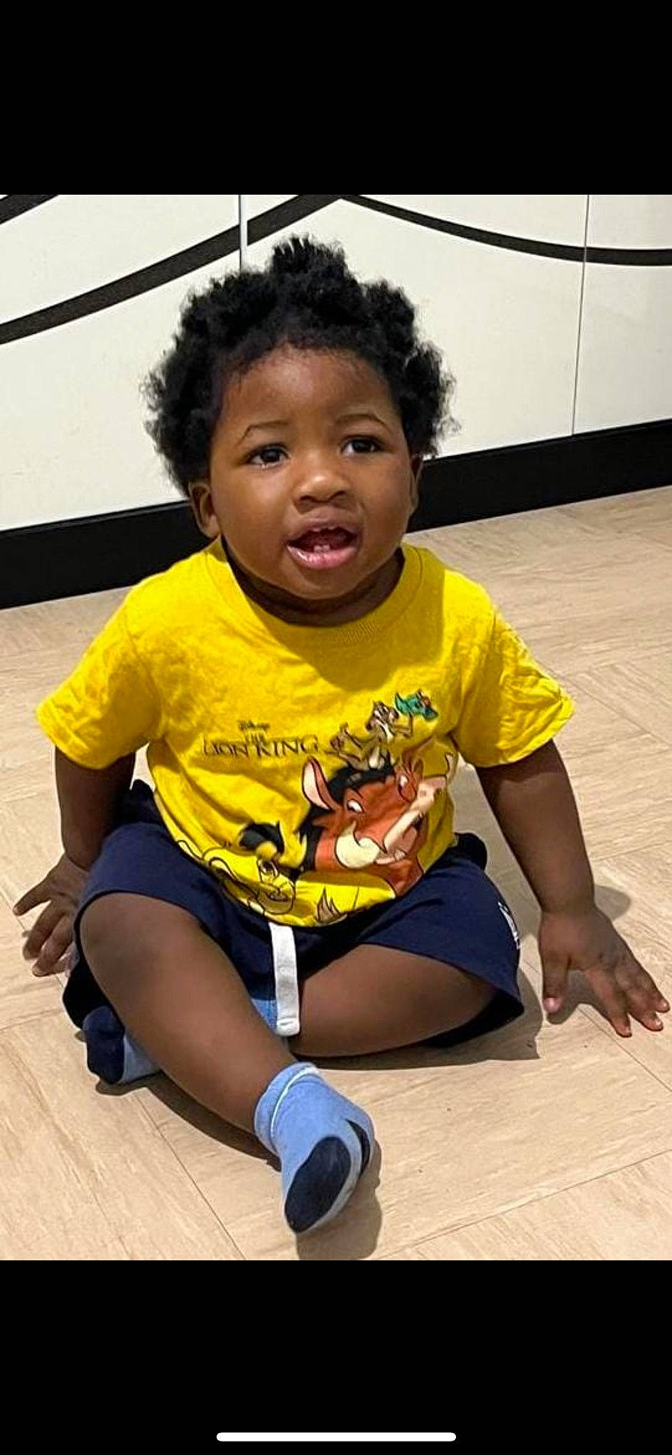 Melvyn a rejoint le concours — aidez-le/la à gagner de superbes lots ! baby_toddler_clothing, child, flooring, fun, hairstyle, happy, joint, knee, leisure, nose, person, shorts, sitting, skin, sleeve, smile, standing, t_shirt, thigh, toddler