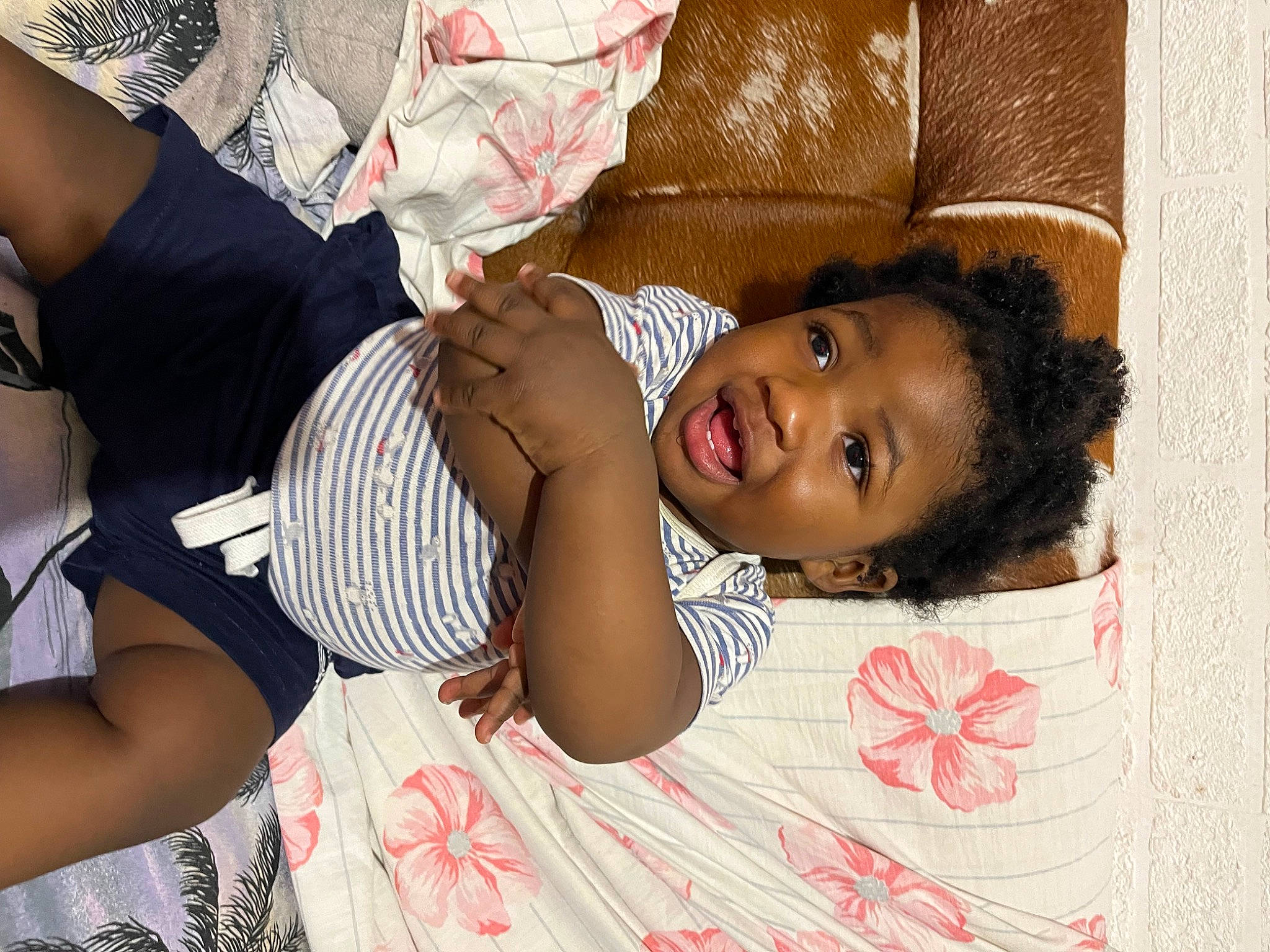 Melvyn participe au concours pour gagner de l'argent avec cette photo : arm, black_hair, child, comfort, couch, elbow, eye, facial_expression, fun, happy, human_leg, mammal, people, person, pink, skin, smile, thigh, toddler, tree