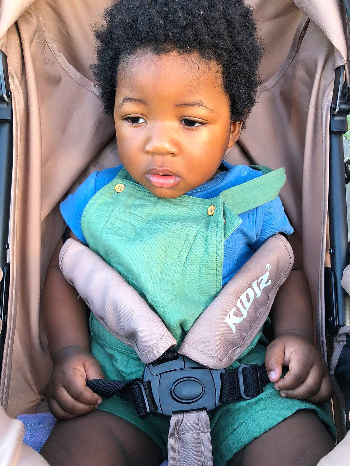 Melvyn participe au concours pour gagner de l'argent avec cette photo : azure, baby, baby_carriage, baby_toddler_clothing, black, car_seat, child, comfort, cool, facial_expression, finger, fun, hairstyle, happy, leisure, people, person, photograph, seat_belt, skin