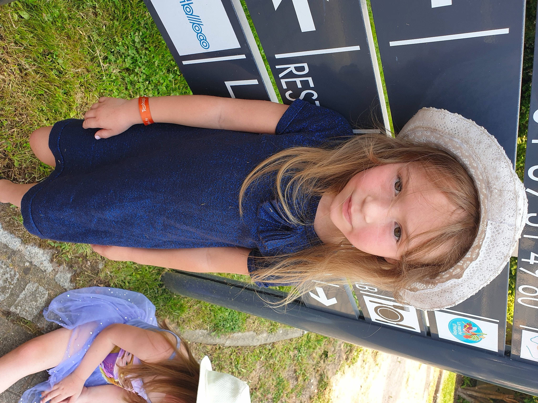 Nelly participe au concours pour gagner de l'argent avec cette photo : cool, feathered_hair, foot, human_leg, joy, mouth, person, selfie, slipper, wrist