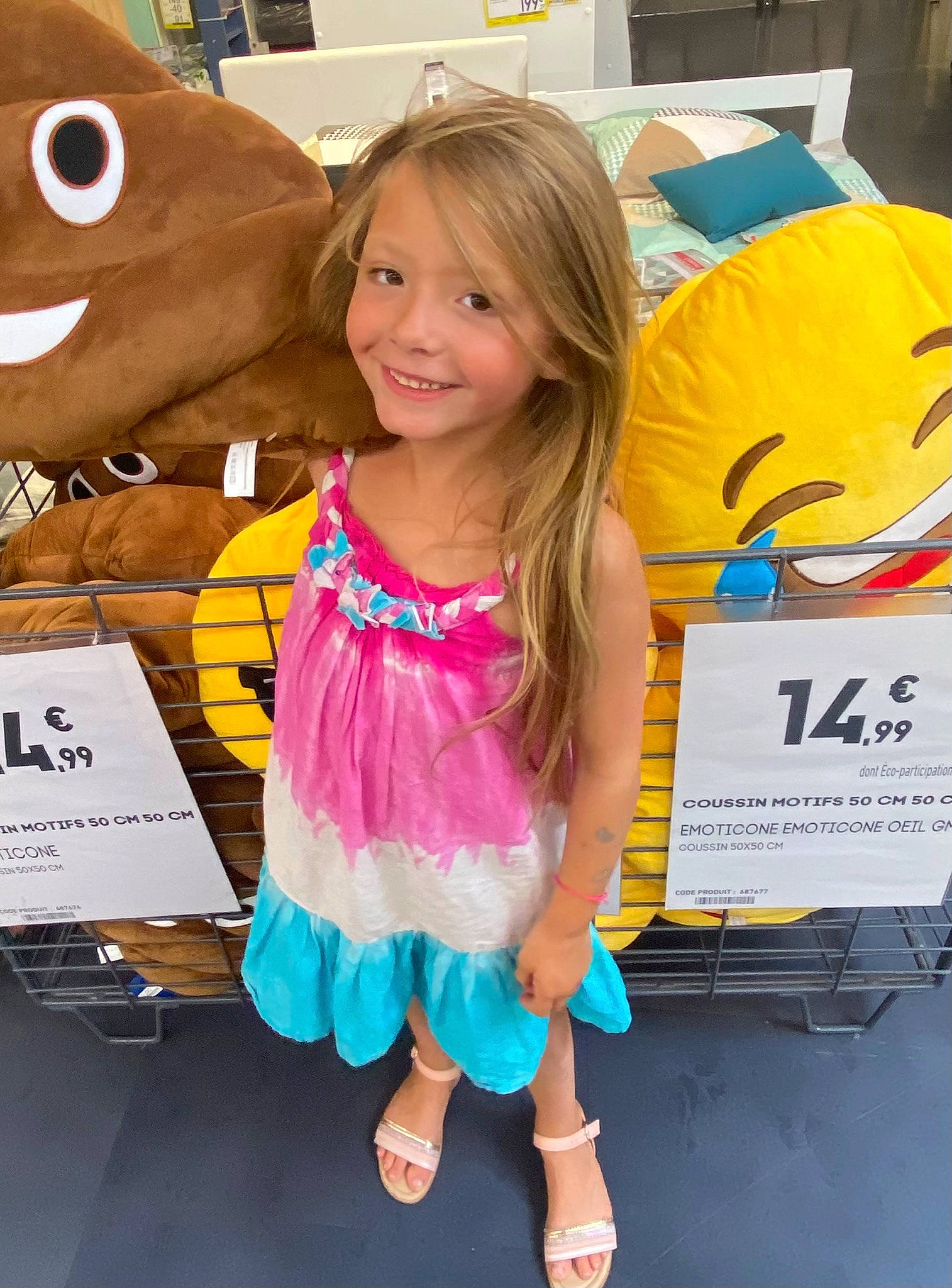 Julie a rejoint le concours — aidez-le/la à gagner de superbes lots ! blond, child, costume, event, fiction, flooring, fun, fur, happy, joy, magenta, organ, person, photograph, pink, retail, smile, snapshot, sock, t_shirt
