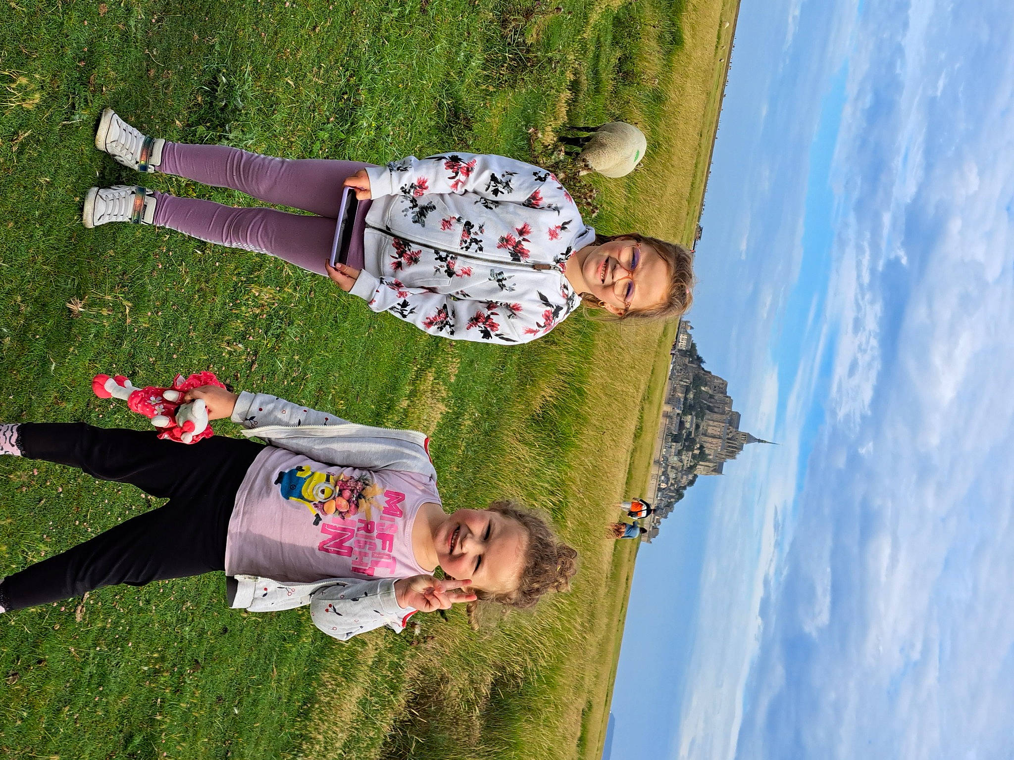 Tahyna Et Mylana participe au concours pour gagner de l'argent avec cette photo : child, cloud, fun, grass, grassland, green, happy, joy, landscape, lawn, leisure, pattern, people_in_nature, person, plant, sky, smile, travel, tree