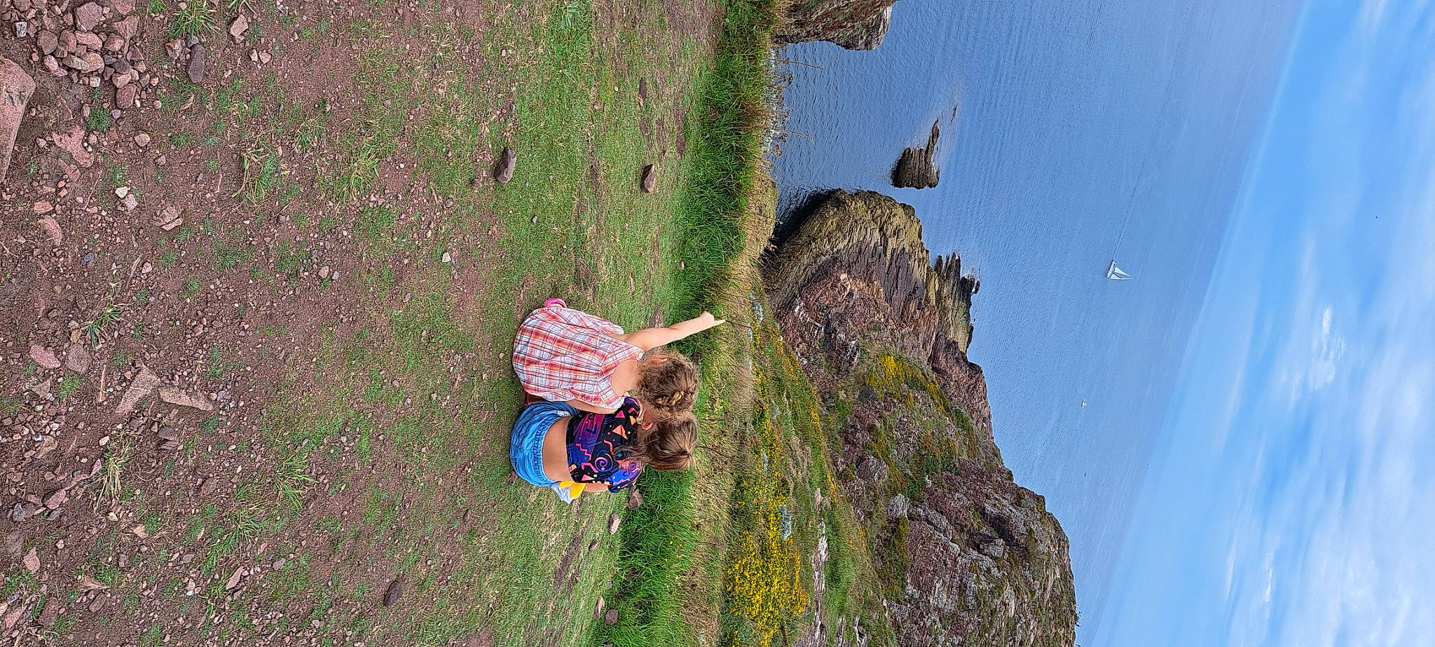 Tahyna Et Mylana participe au concours pour gagner de l'argent avec cette photo : adventure, bedrock, biome, extreme_sport, fun, grass, groundcover, landscape, leisure, people_in_nature, person, plant, recreation, rock, sky, slope, soil, sport_climbing, tree, trunk