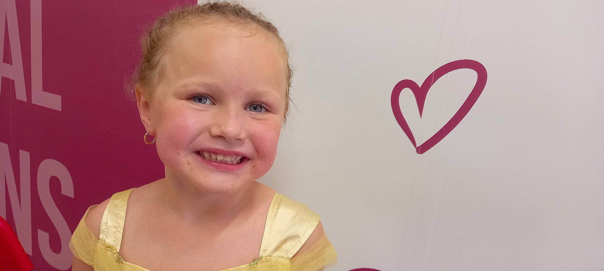 Mylana a rejoint le concours — aidez-le/la à gagner de superbes lots ! cheek, child, ear, event, eyelash, face, gesture, happy, human_body, joy, lip, magenta, neck, nose, organ, person, pink, sleeve, smile, t_shirt