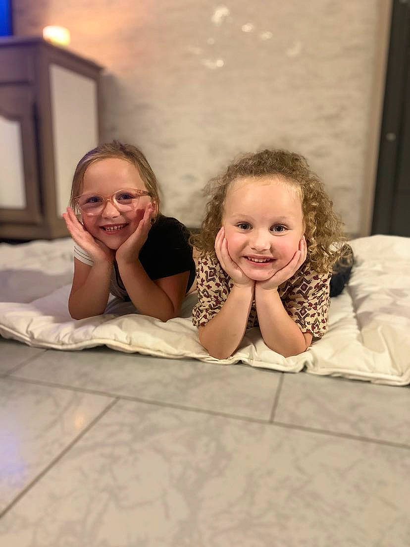 Mylana a rejoint le concours — aidez-le/la à gagner de superbes lots ! blond, child, comfort, event, eyewear, face, flash_photography, floor, flooring, fun, happy, joy, laugh, leisure, linens, person, room, sitting, skin, smile