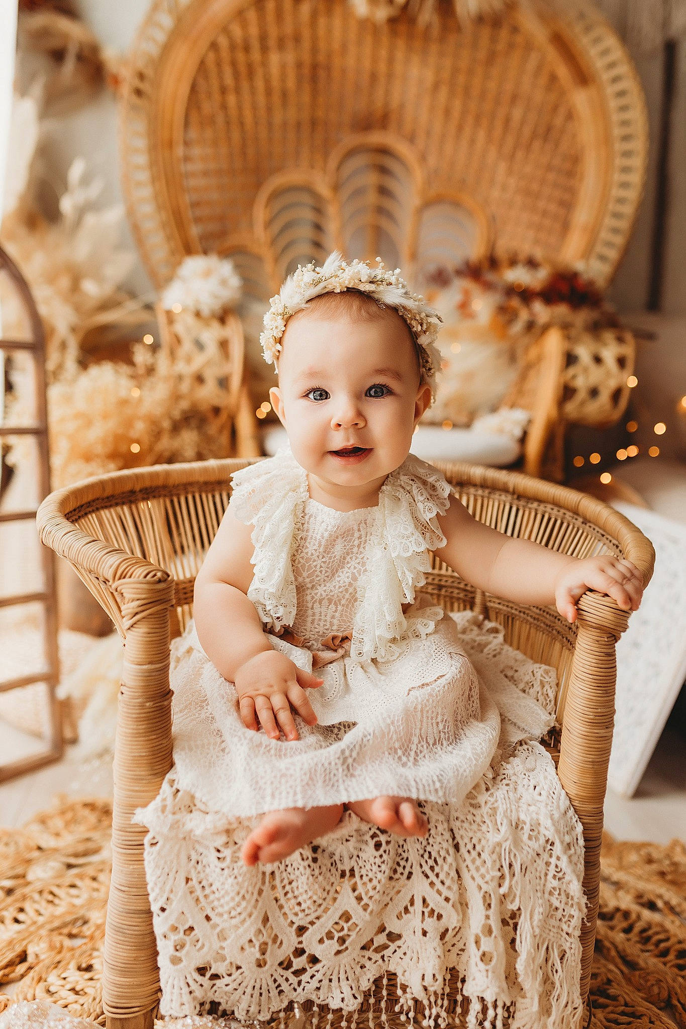 Julia a rejoint le concours — aidez-le/la à gagner de superbes lots ! baby_toddler_clothing, beauty, bridal_accessory, child, embellishment, event, fashion_accessory, fashion_design, flash_photography, formal_wear, happy, headgear, headpiece, peach, person, photograph, sitting, skin, smile, textile