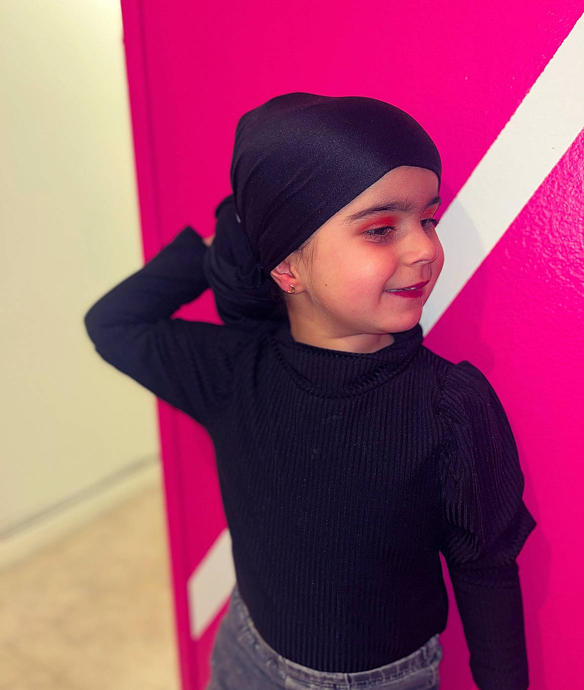 Maïssae a rejoint le concours — aidez-le/la à gagner de superbes lots ! cap, clothing, cool, electric_blue, facial_expression, fun, hairstyle, headgear, headwear, joy, magenta, material_property, neck, outerwear, pattern, person, pink, purple, sleeve, smile