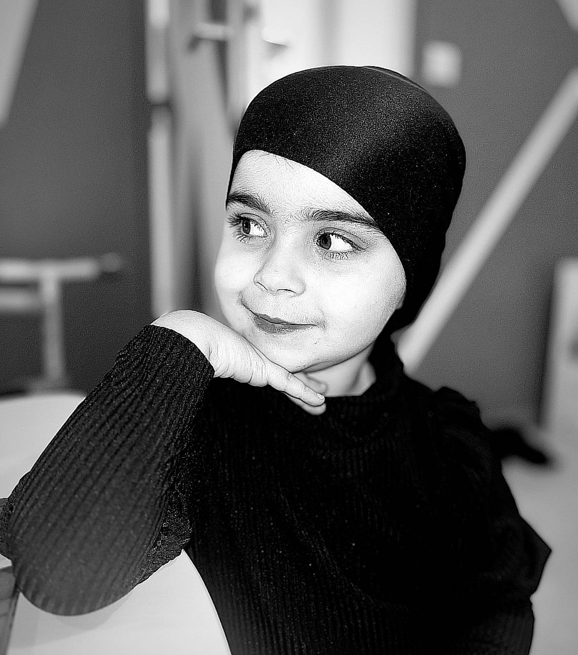 Maïssae participe au concours pour gagner de l'argent avec cette photo : black, black_and_white, cap, cool, eye, eyelash, fashion_design, flash_photography, gesture, happy, headgear, headwear, lip, monochrome, monochrome_photography, neck, pattern, person, sleeve, smile