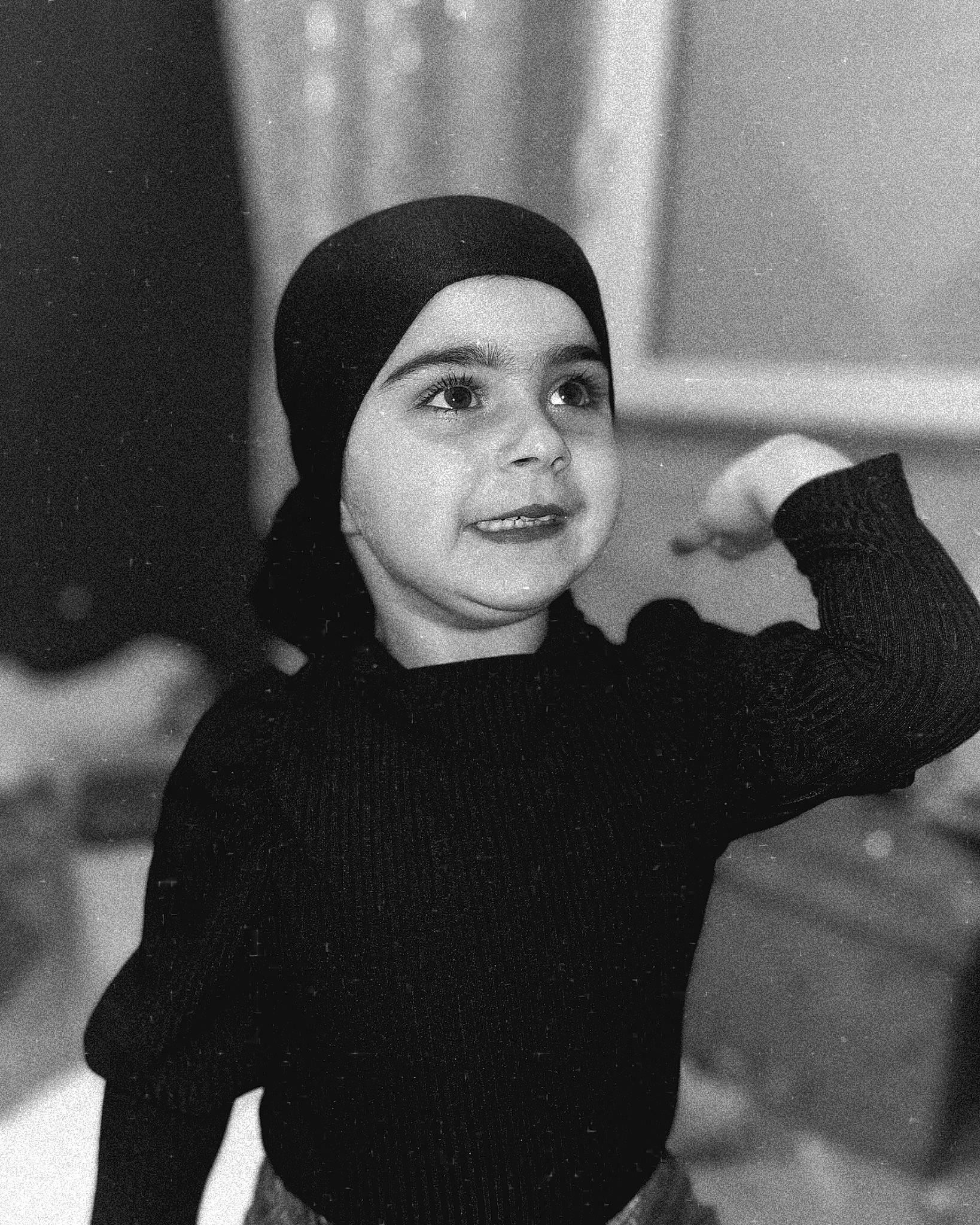 Maïssae a rejoint le concours — aidez-le/la à gagner de superbes lots ! beanie, black_and_white, cap, cool, elbow, facial_expression, fun, gesture, happy, laugh, monochrome, monochrome_photography, person, personal_protective_equipment, portrait_photography, room, sleeve, smile, style, thumb