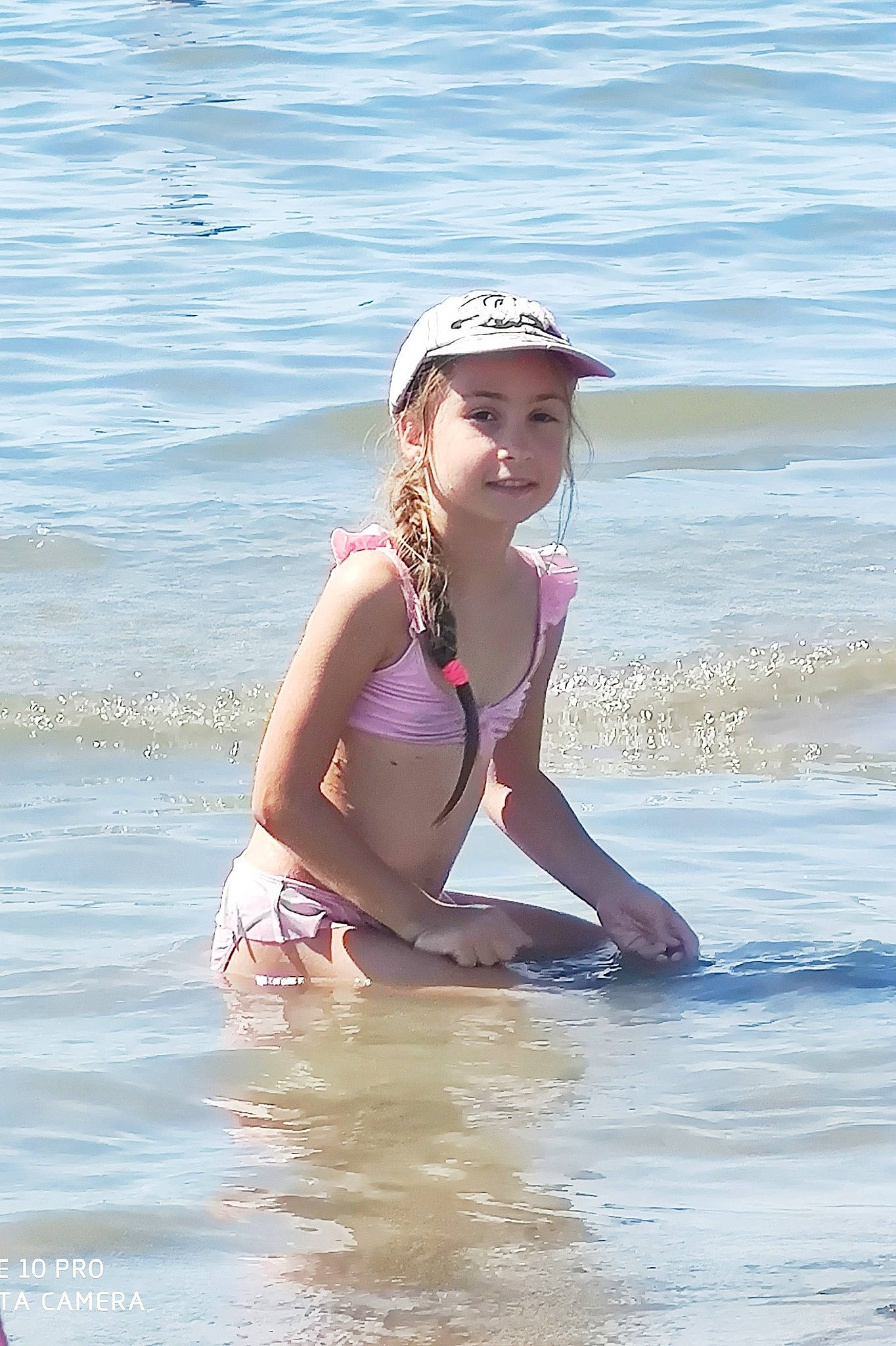 Loane a rejoint le concours — aidez-le/la à gagner de superbes lots ! bathing, beach, cap, chest, flash_photography, fun, happy, hat, headgear, headwear, joy, lake, leisure, one_piece_swimsuit, people_on_beach, person, personal_protective_equipment, recreation, summer, swimwear