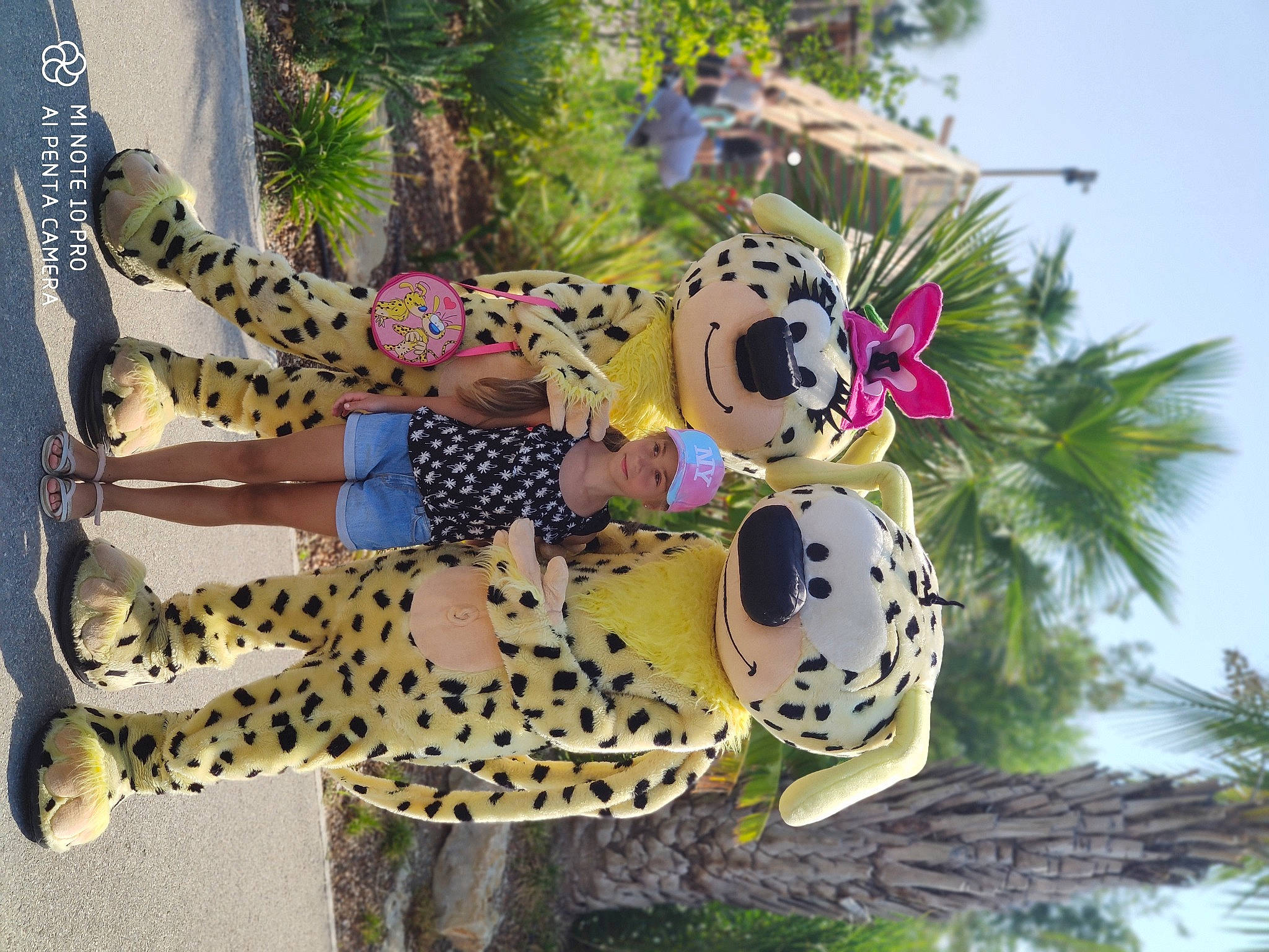 Loane a rejoint le concours — aidez-le/la à gagner de superbes lots ! art, big_cats, event, fawn, felidae, foot, grass, headwear, human_leg, joy, leg, leopard, organism, pattern, person, plant, sky, terrestrial_animal, thigh, tree