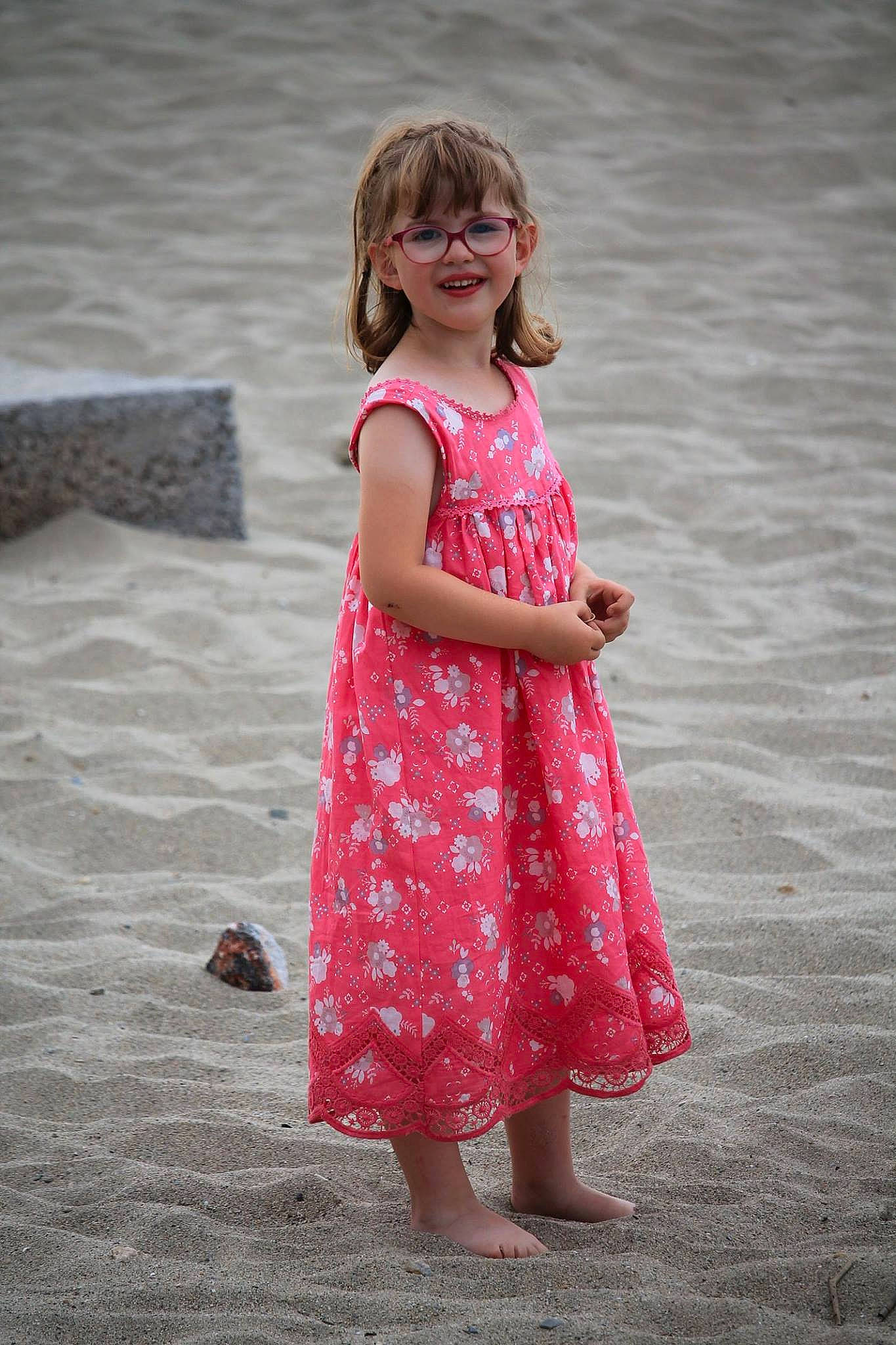 Zoé a rejoint le concours — aidez-le/la à gagner de superbes lots ! day_dress, dress, fashion_design, hair, happy, human_body, joy, long_hair, magenta, neck, one_piece_garment, people_in_nature, person, pink, plant, skin, sleeve, smile, standing, street_fashion