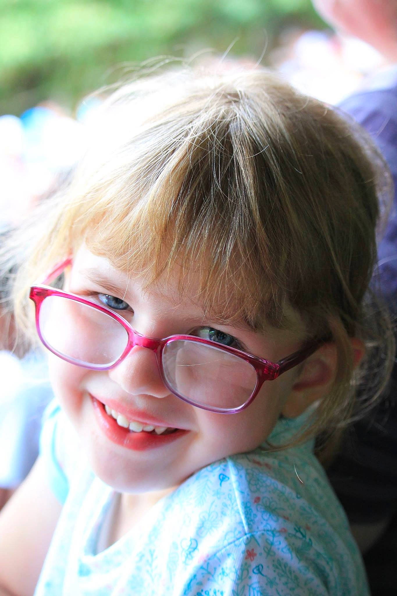 Zoé participe au concours pour gagner de l'argent avec cette photo : bangs, blond, child, ear, electric_blue, eyelash, eyewear, facial_expression, fun, glasses, grass, happy, iris, joy, lip, nose, person, portrait_photography, smile, toddler