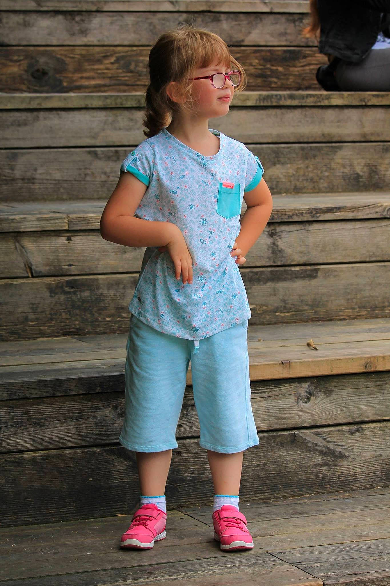 Zoé a rejoint le concours — aidez-le/la à gagner de superbes lots ! denim, footwear, grey, happy, joint, knee, leisure, neck, person, pink, shoe, shoulder, sleeve, sneakers, sportswear, standing, street_fashion, summer, thigh, waist