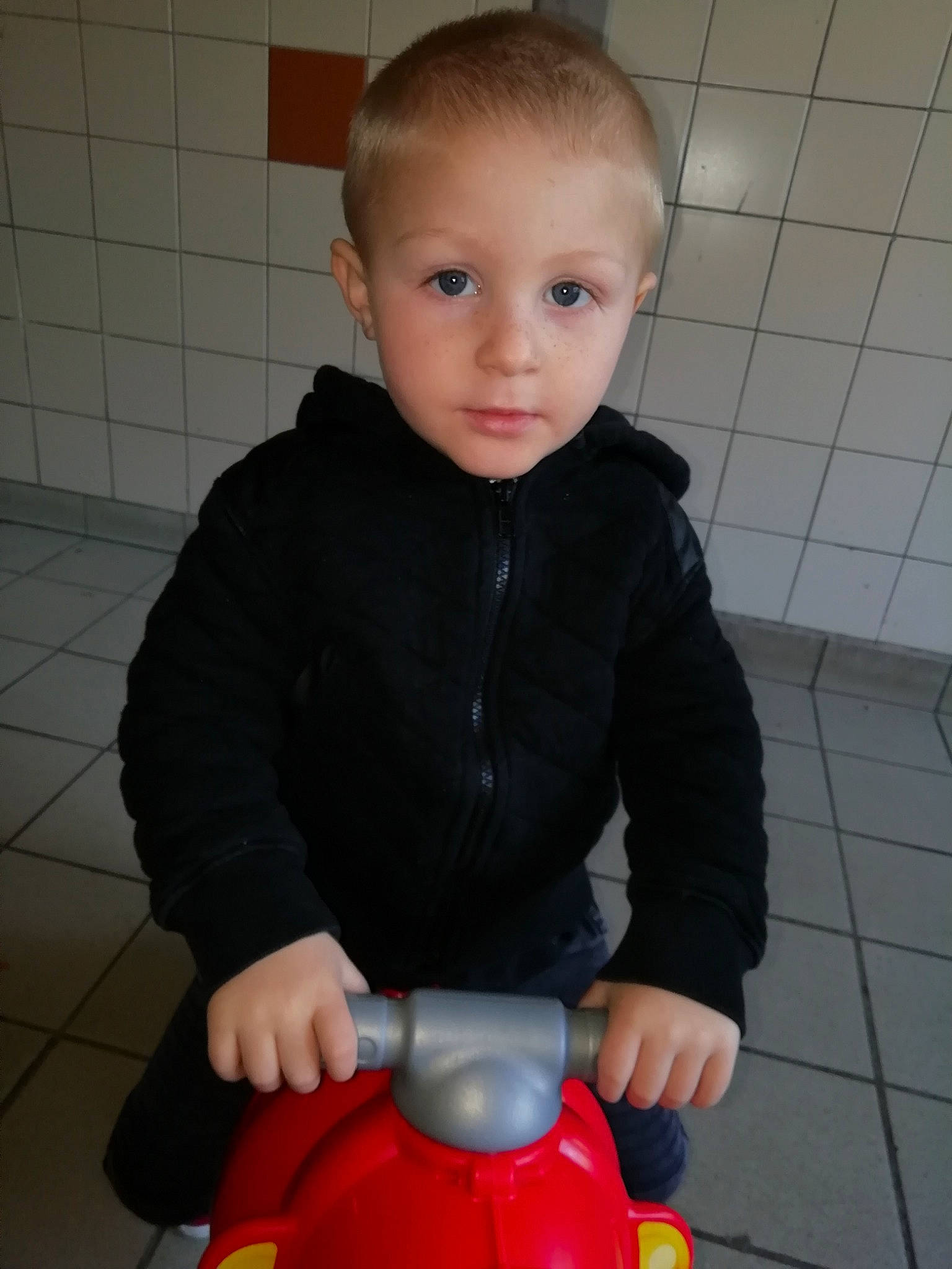 Timeo participe au concours pour gagner de l'argent avec cette photo : baby, ball, child, hairstyle, person, play, smile, standing, toddler