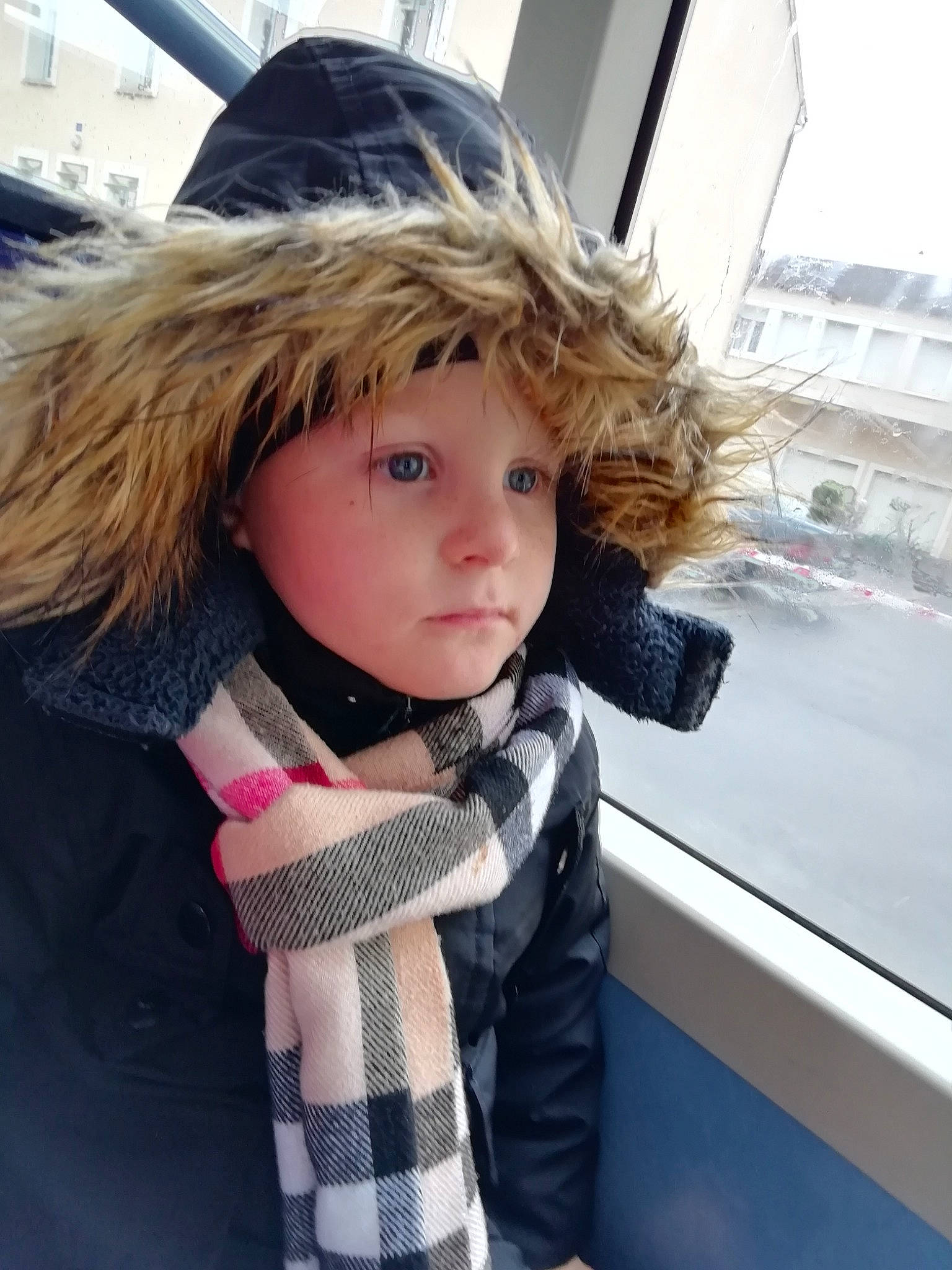 Timeo participe au concours pour gagner de l'argent avec cette photo : blond, brown_hair, cheek, child, child_model, cool, design, fashion_accessory, fur, glove, hair, headgear, jacket, outerwear, pattern, person, plaid, snapshot, toddler, vacation