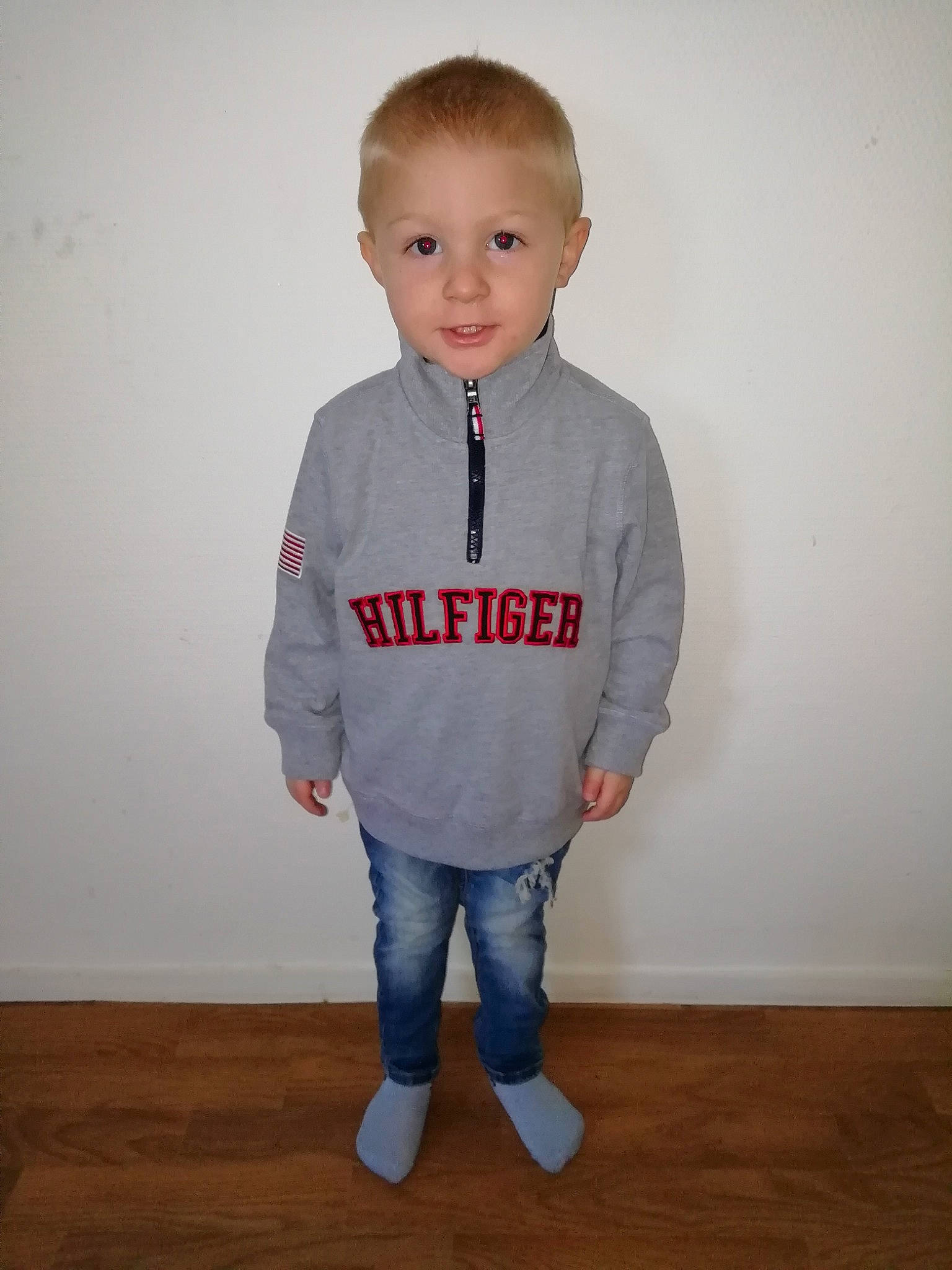 Timeo participe au concours pour gagner de l'argent avec cette photo : child, clothing, footwear, hoodie, jeans, male, outerwear, person, shoe, sleeve, standing, sweater, t_shirt, toddler, top, trousers, white