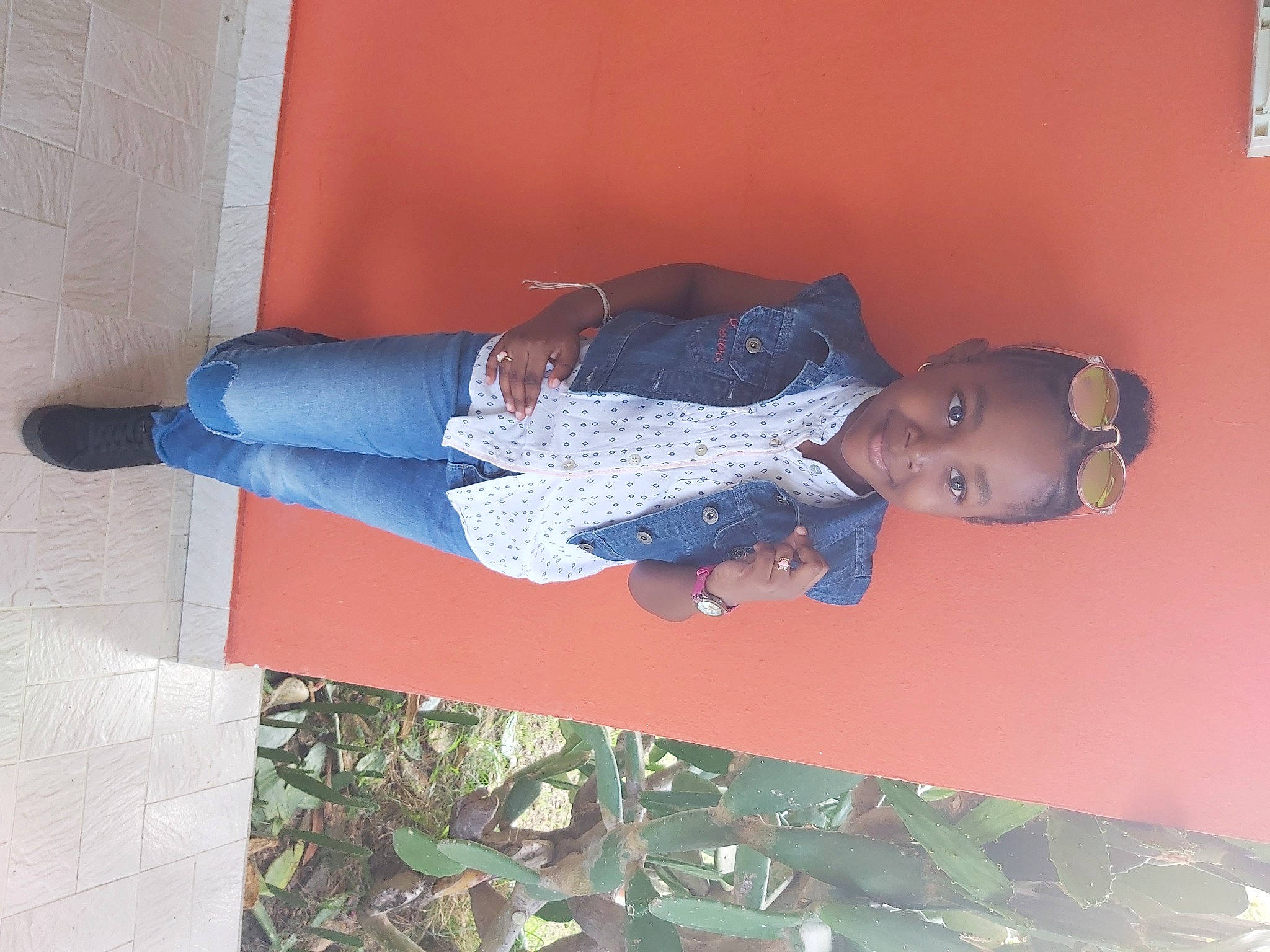 Jelhane a rejoint le concours — aidez-le/la à gagner de superbes lots ! child, comfort, elbow, electric_blue, human_leg, joy, knee, pattern, person, room, thigh, wrist