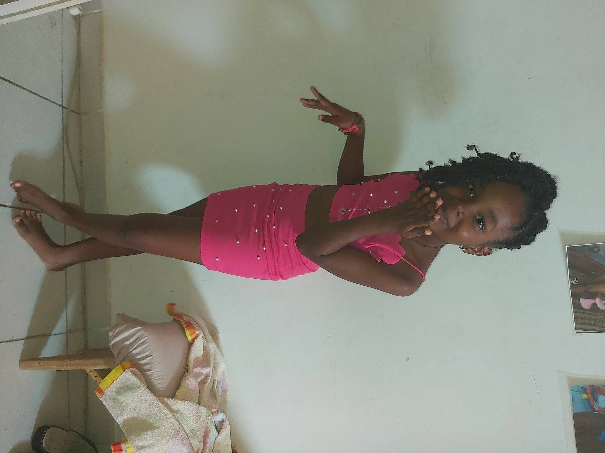 Jelhane participe au concours pour gagner de l'argent avec cette photo : abdomen, balance, elbow, event, fashion_design, fun, human_leg, joint, joy, knee, magenta, performing_arts, person, pink, sandal, smile, sportswear, textile, thigh, trunk