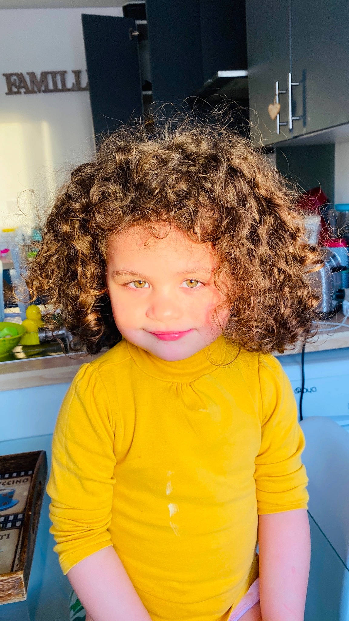 Liana participe au concours pour gagner de l'argent avec cette photo : cheek, chin, ear, electric_blue, eyebrow, eyelash, forehead, fun, hairstyle, happy, iris, jaw, long_hair, mouth, nose, person, ringlet, standing, t_shirt, yellow