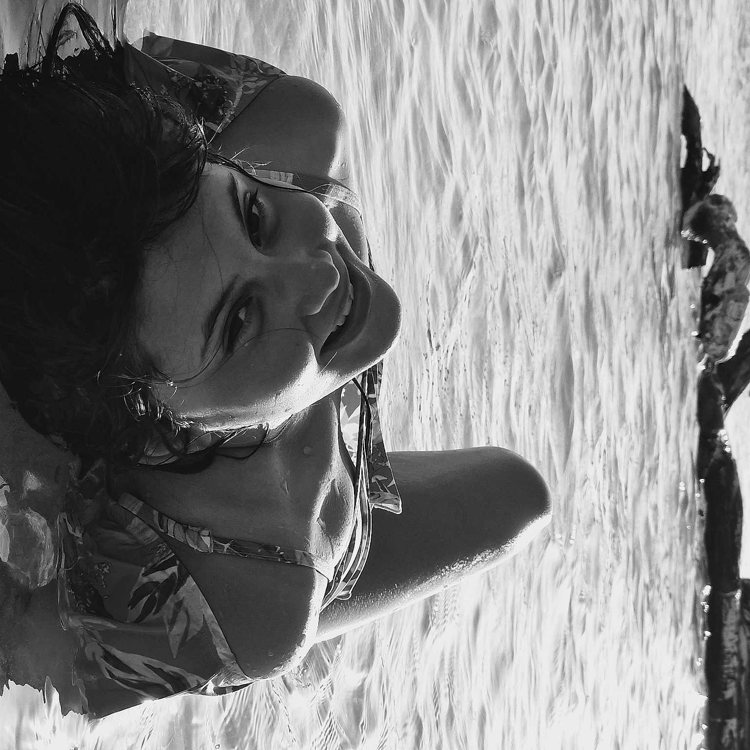 Manon a rejoint le concours — aidez-le/la à gagner de superbes lots ! beard, black, black_and_white, black_hair, cool, eyewear, flash_photography, fun, glasses, goggles, hairstyle, happy, monochrome, monochrome_photography, style, sunglasses, tree, vision_care, water, wood
