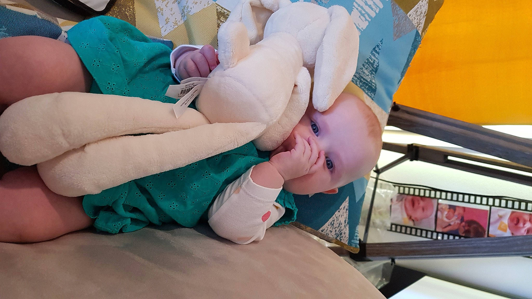 Cléo participe au concours pour gagner de l'argent avec cette photo : baby, birth, child, childbirth, finger, hand, leg, mouth, person, thigh, thumb