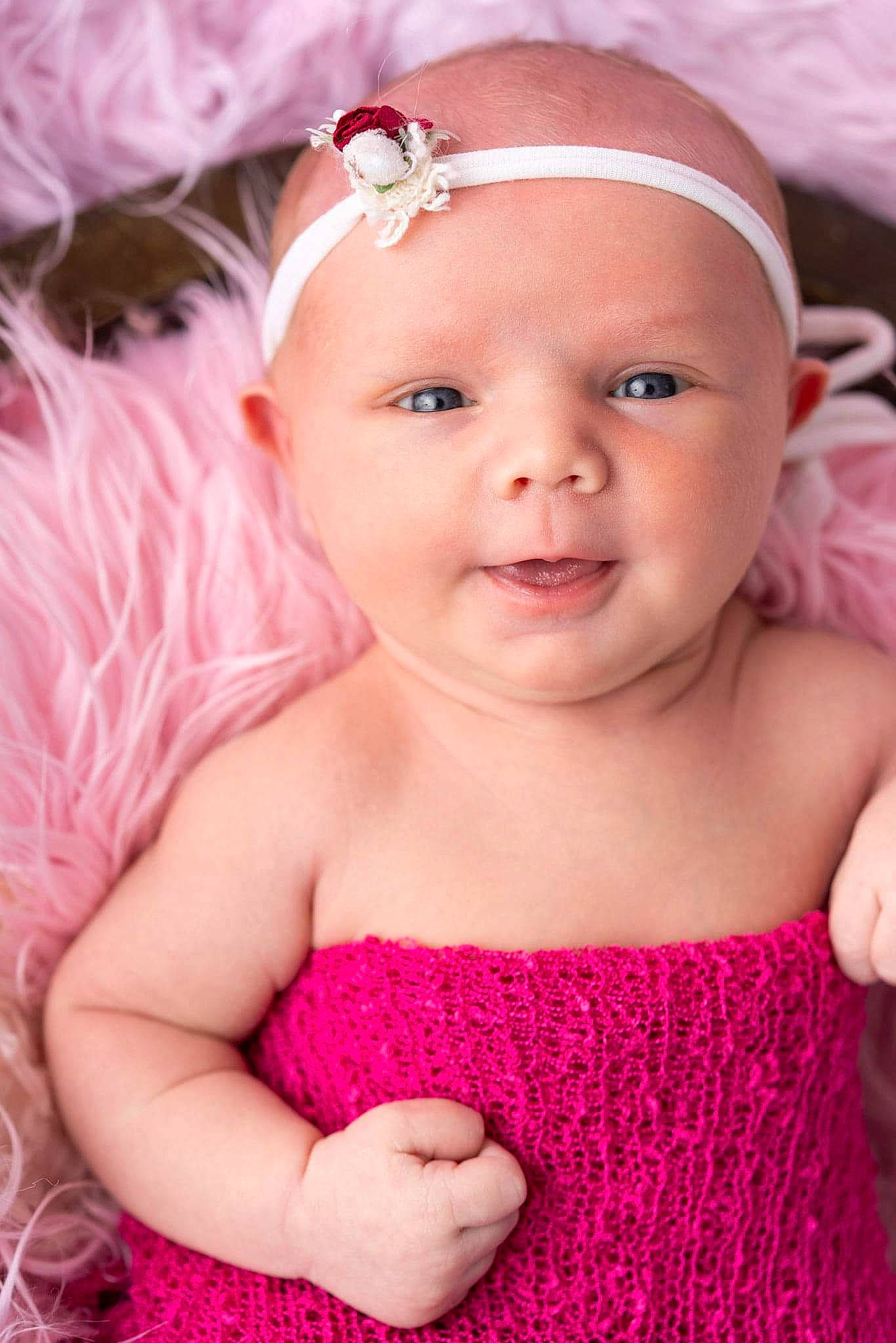 Cléo participe au concours pour gagner de l'argent avec cette photo : baby, beauty, cheek, child, close_up, dress, eye, face, hair_accessory, head, headband, headgear, headpiece, headwear, lip, person, pink, purple, red, skin