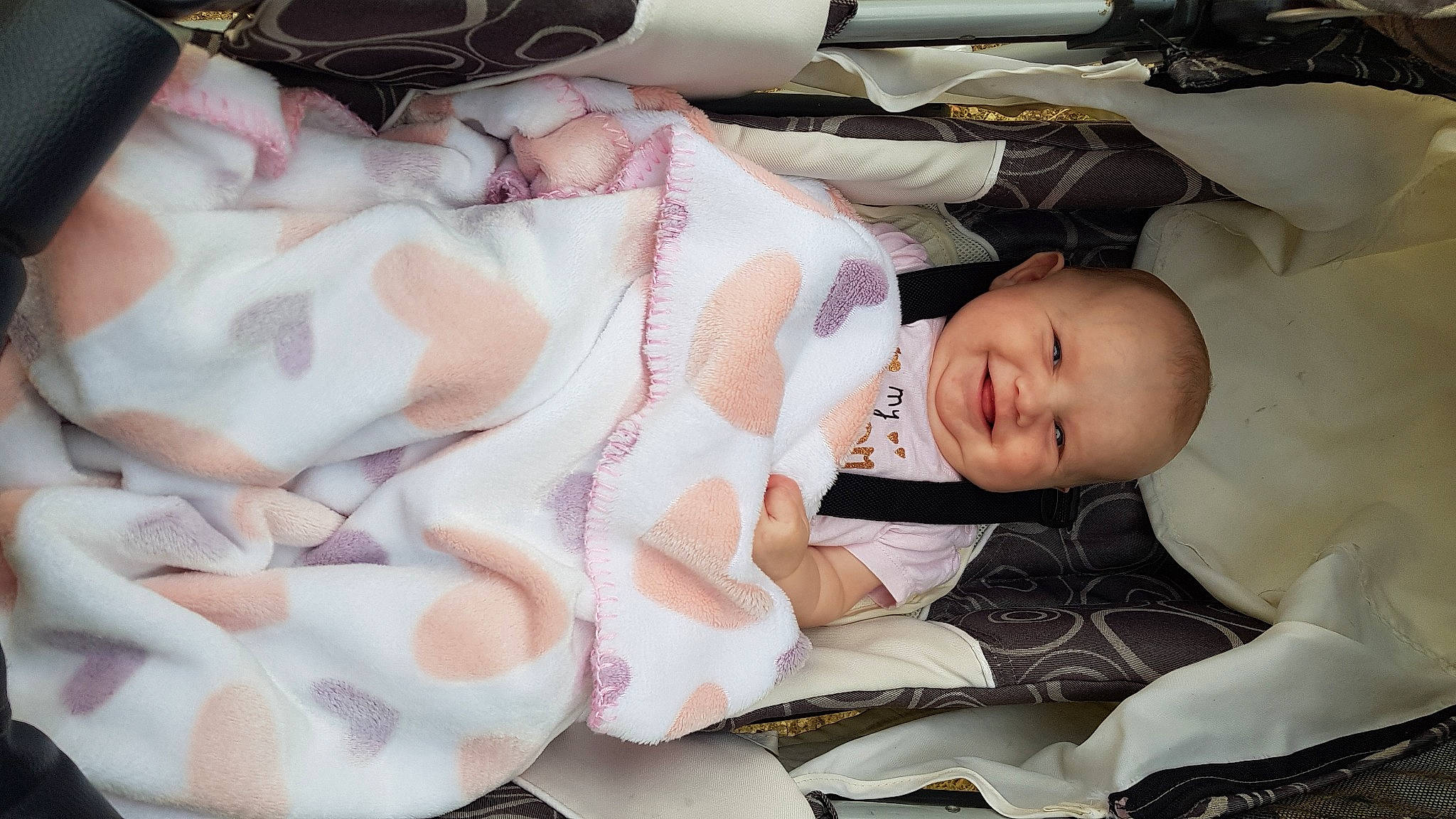 Cléo a rejoint le concours — aidez-le/la à gagner de superbes lots ! baby, baby_products, baby_sleeping, bedtime, blanket, cheek, child, joy, nap, person, pink, product, skin, sleep, toddler