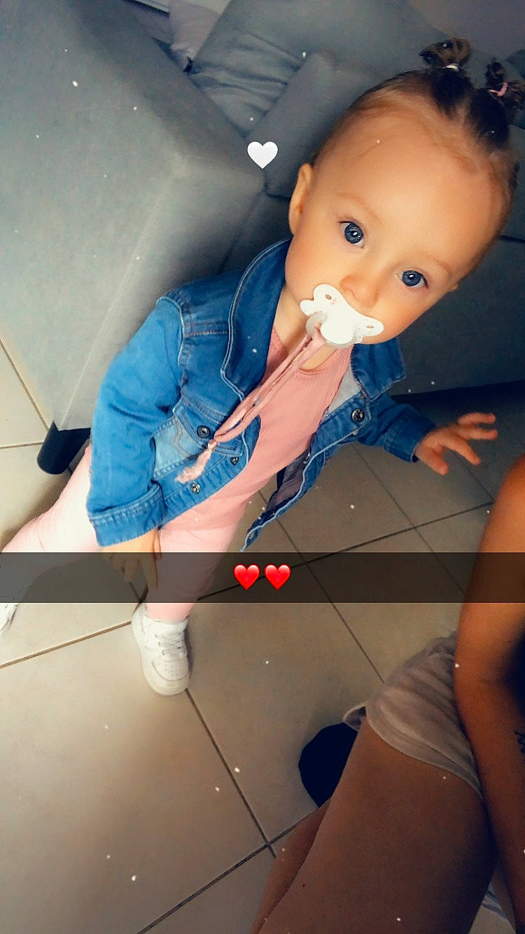 Maëlys a rejoint le concours — aidez-le/la à gagner de superbes lots ! blond, cool, doll, electric_blue, eye, flash_photography, flooring, fun, hairstyle, head, human_leg, joint, knee, leg, person, room, sitting, skin, standing, thigh