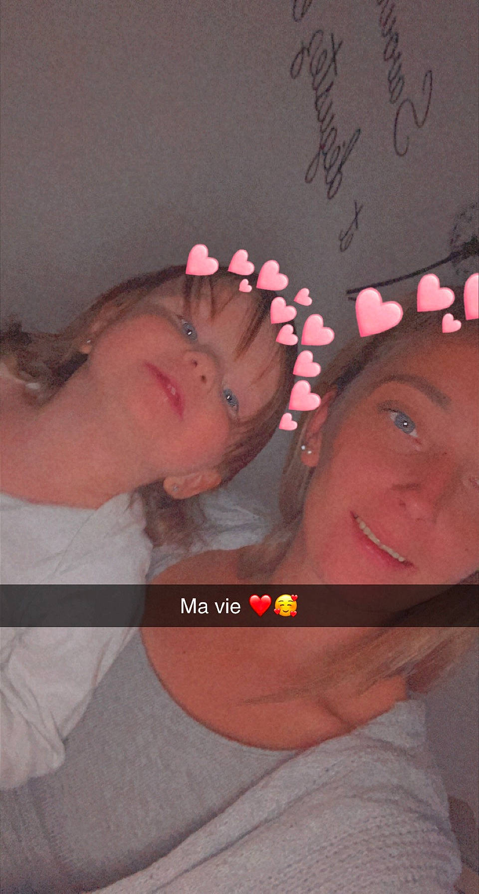 Maëlys participe au concours pour gagner de l'argent avec cette photo : cheek, chin, ear, eyebrow, eyelash, finger, flash_photography, happy, headgear, human_body, jaw, lip, mouth, muscle, neck, nose, person, pink, skin, smile