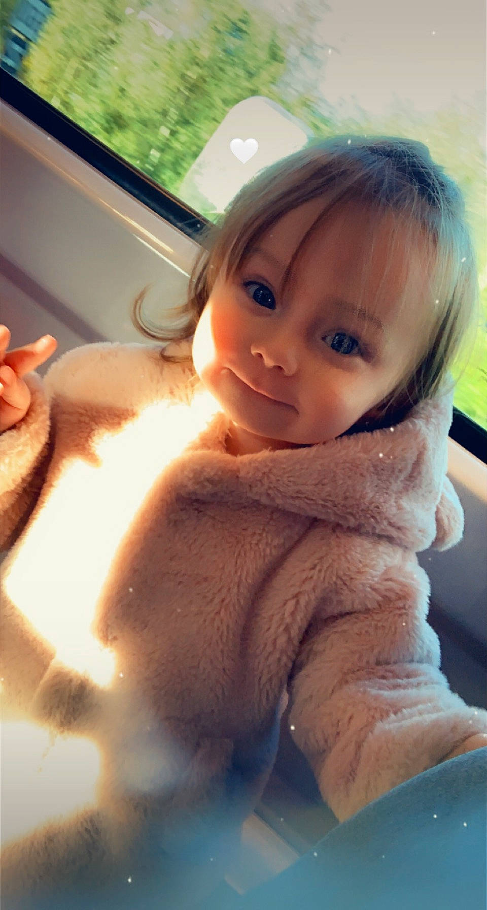 Maëlys participe au concours pour gagner de l'argent avec cette photo : baby_toddler_clothing, cheek, chin, eyebrow, eyelash, facial_expression, finger, fun, gesture, hand, happy, iris, lip, neck, nose, person, skin, sleeve, thumb, toddler