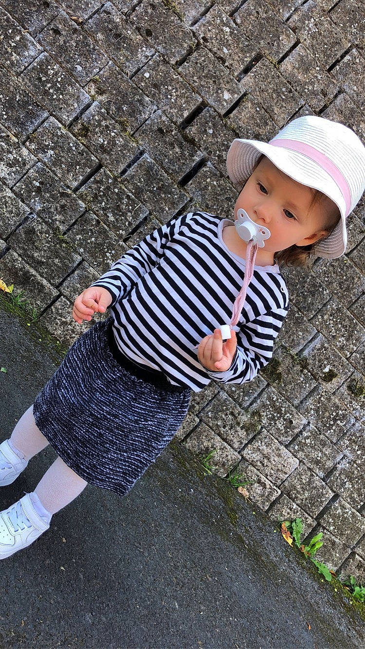 Maëlys a rejoint le concours — aidez-le/la à gagner de superbes lots ! baby, baby_toddler_clothing, baseball_cap, cap, cool, fashion, grass, happy, hat, headwear, human_leg, knee, pattern, person, plaid, sandal, sleeve, street_fashion, sun_hat, tartan