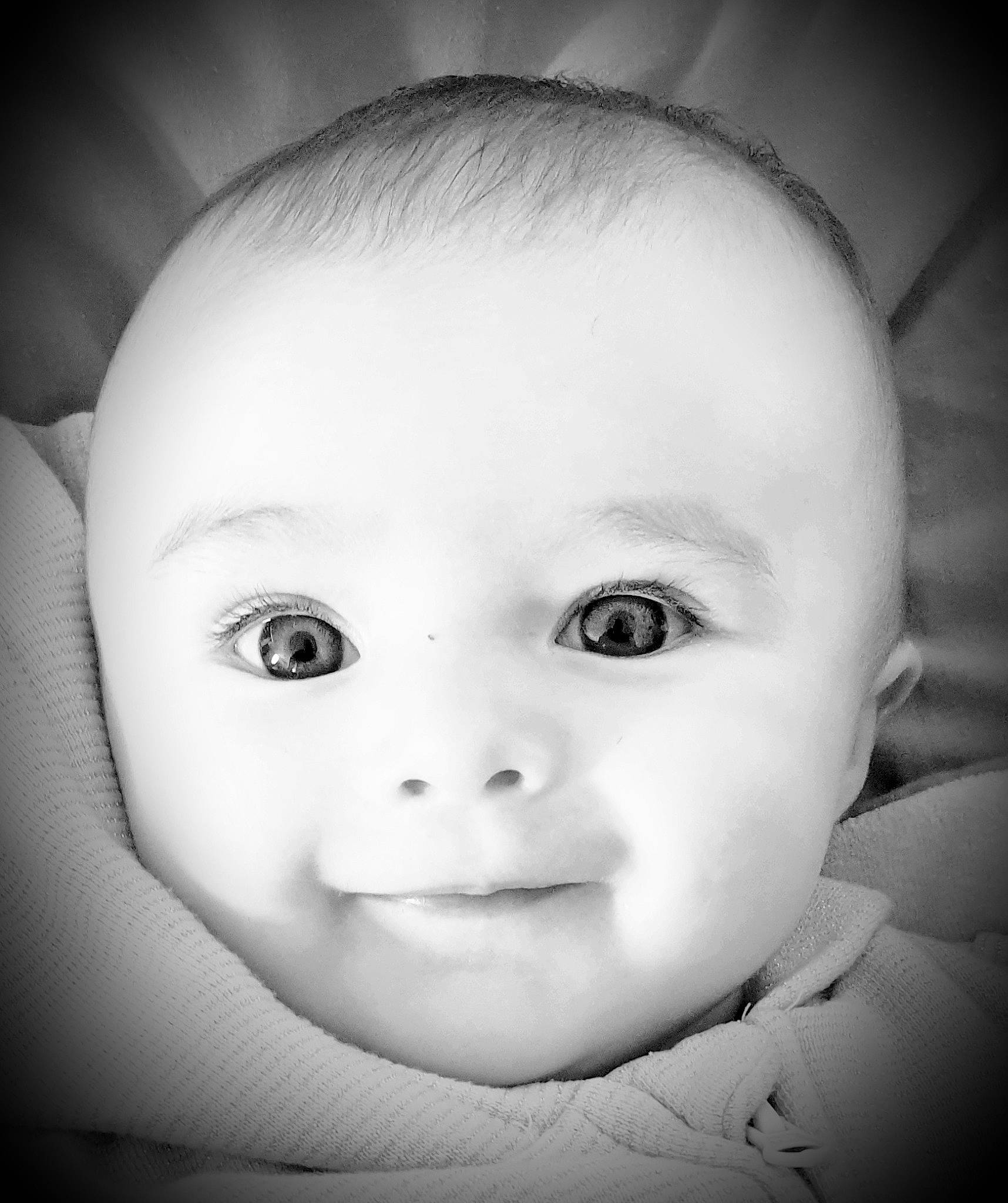 Abigaïl a rejoint le concours — aidez-le/la à gagner de superbes lots ! baby, black_and_white, cheek, darkness, eye, eyebrow, eyelash, face, flash_photography, happy, head, iris, lip, monochrome, monochrome_photography, mouth, no_expression, nose, person, skin