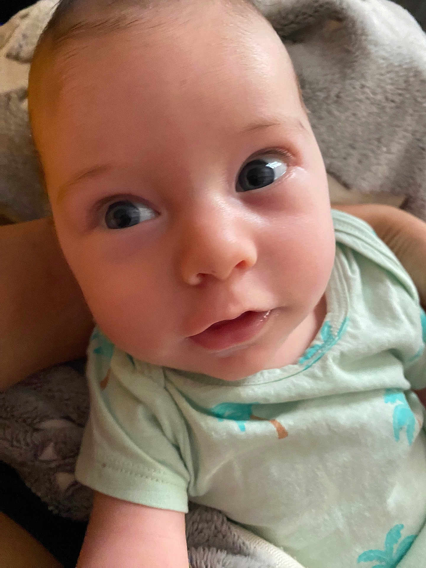 Adan a rejoint le concours — aidez-le/la à gagner de superbes lots ! baby, baby_girl, blanket, child, closeup, clothing, comfort, cute, expression, eyes, face, green_shirt, human, indoors, infant, mouth, newborn, portrait, skin, soft_texture