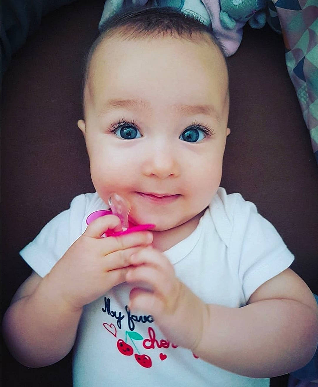 Margaux participe au concours pour gagner de l'argent avec cette photo : baby, beauty, cheek, child, chin, cool, eye, eyebrow, face, finger, forehead, hair, head, lip, nose, person, pink, skin, smile, snapshot