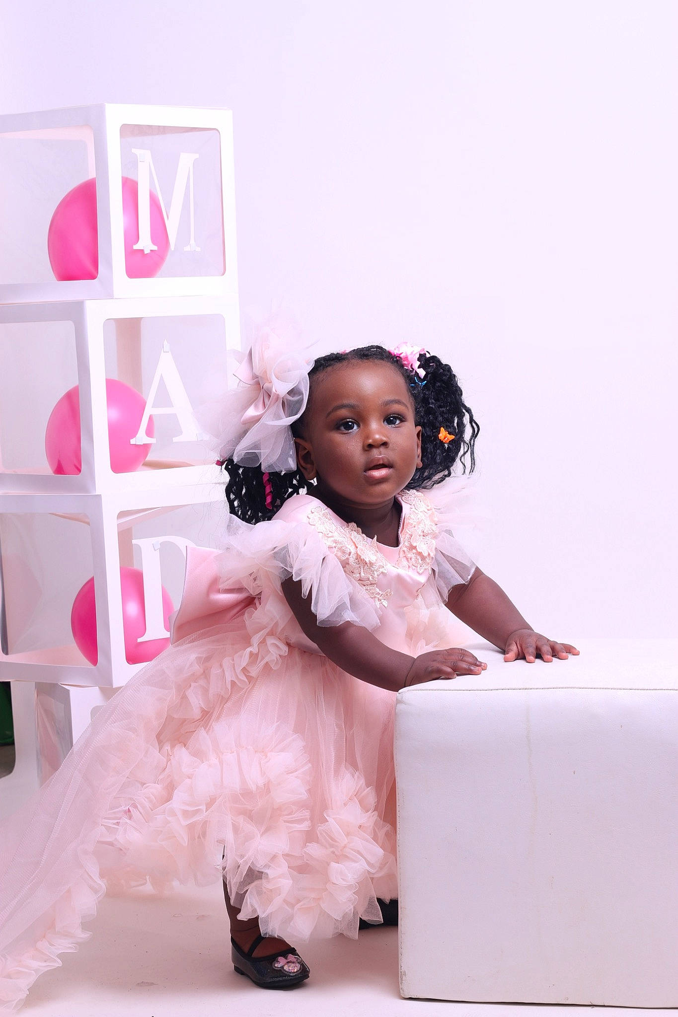 Madyson a rejoint le concours — aidez-le/la à gagner de superbes lots ! box, child, day_dress, dress, event, eyelash, fashion_accessory, fashion_design, flash_photography, flooring, formal_wear, happy, magenta, peach, person, pink, sandal, skin, sleeve, toddler