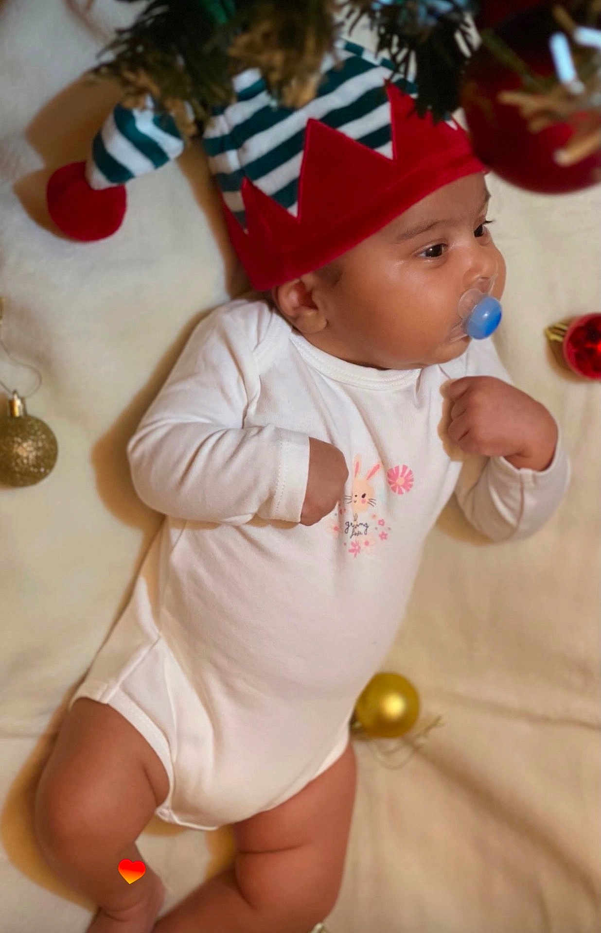 Divit a rejoint le concours — aidez-le/la à gagner de superbes lots ! baby, infant, pacifier, onesie, elf_hat, christmas_ornaments, holiday, lying_down, soft_blanket, cute, festive, child, portrait, indoors, seasonal, decorations, sleepwear, chubby_legs, headwear, holiday_spirit