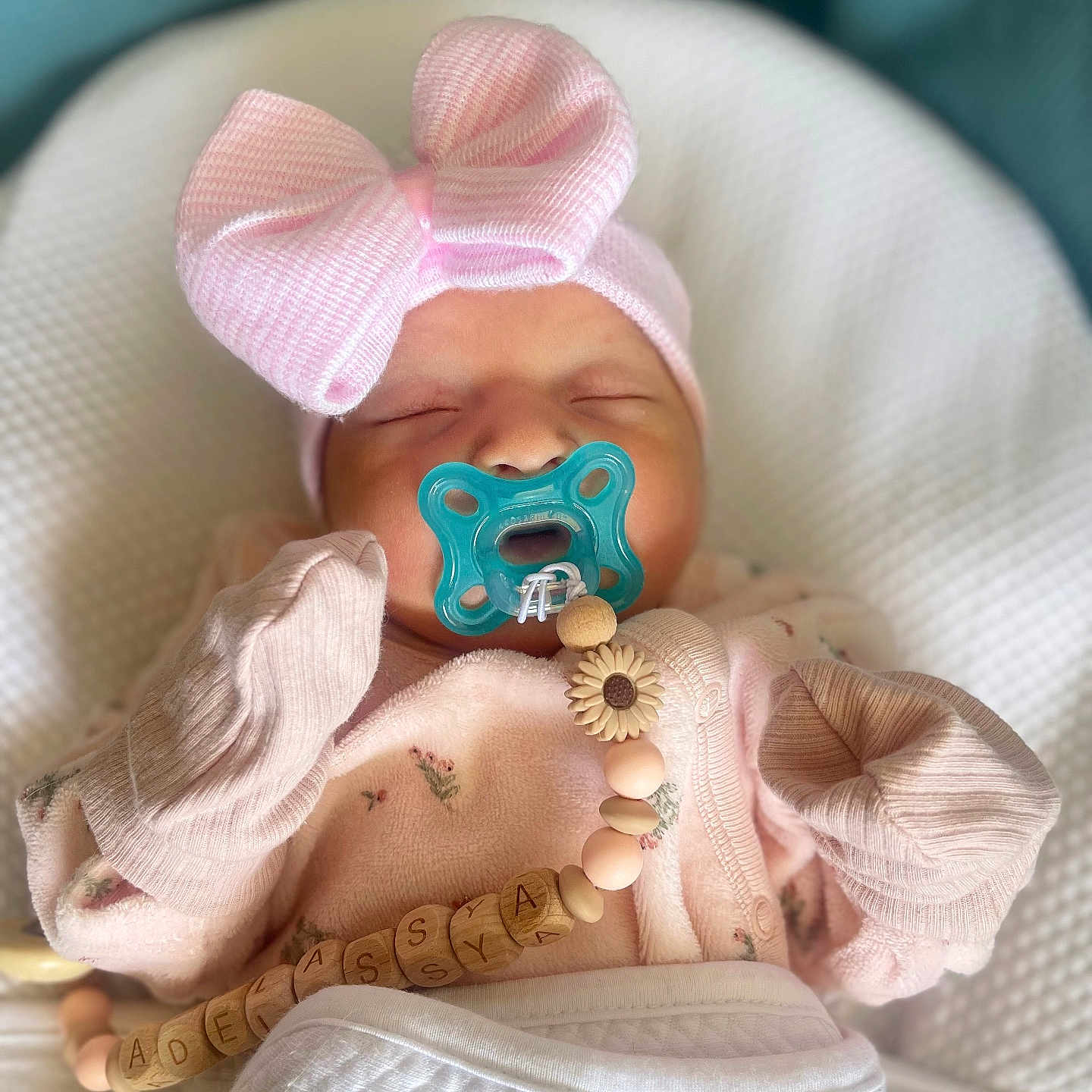 Adélassya a rejoint le concours — aidez-le/la à gagner de superbes lots ! baby, baby_accessory, blanket, child, cozy, cute, flower_bead, headwear, indoors, infant_clothing, mittens, newborn, pacifier, peaceful, pink_bow, portrait, resting, sleeping, soft_texture, wrapped