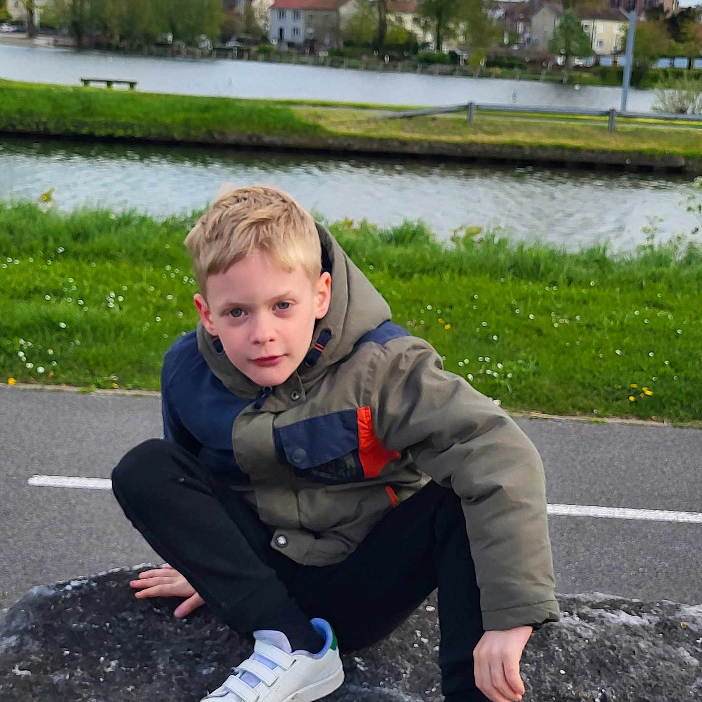 Lucas a rejoint le concours — aidez-le/la à gagner de superbes lots ! bench, boy, child, clothing, face, footwear, furniture, grass, head, male, nature, outdoors, pants, person, photography, plant, portrait, shoe, sitting, sneaker