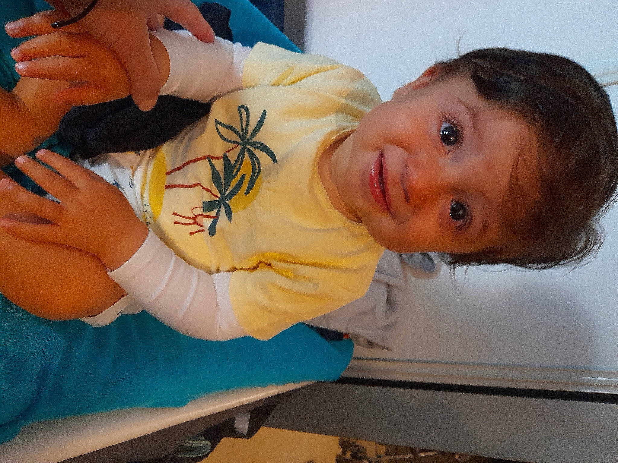 Antonin a rejoint le concours — aidez-le/la à gagner de superbes lots ! arm, baby, blue, cheek, elbow, eyelash, finger, gesture, hand, happy, human_body, joint, leg, mouth, neck, person, shoulder, skin, smile, thumb