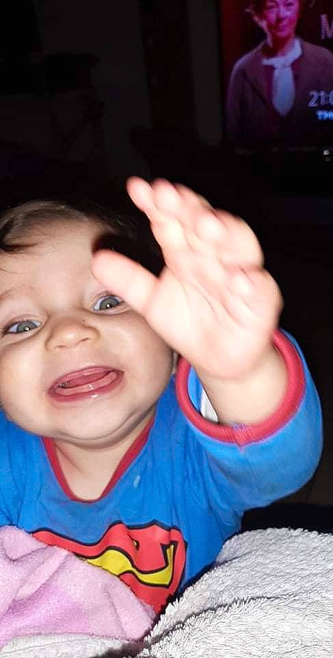 Liam a rejoint le concours — aidez-le/la à gagner de superbes lots ! arm, cheek, chin, ear, eyebrow, eyelash, finger, forehead, gesture, hand, happy, human_body, iris, lip, mouth, neck, nose, person, skin, sleeve