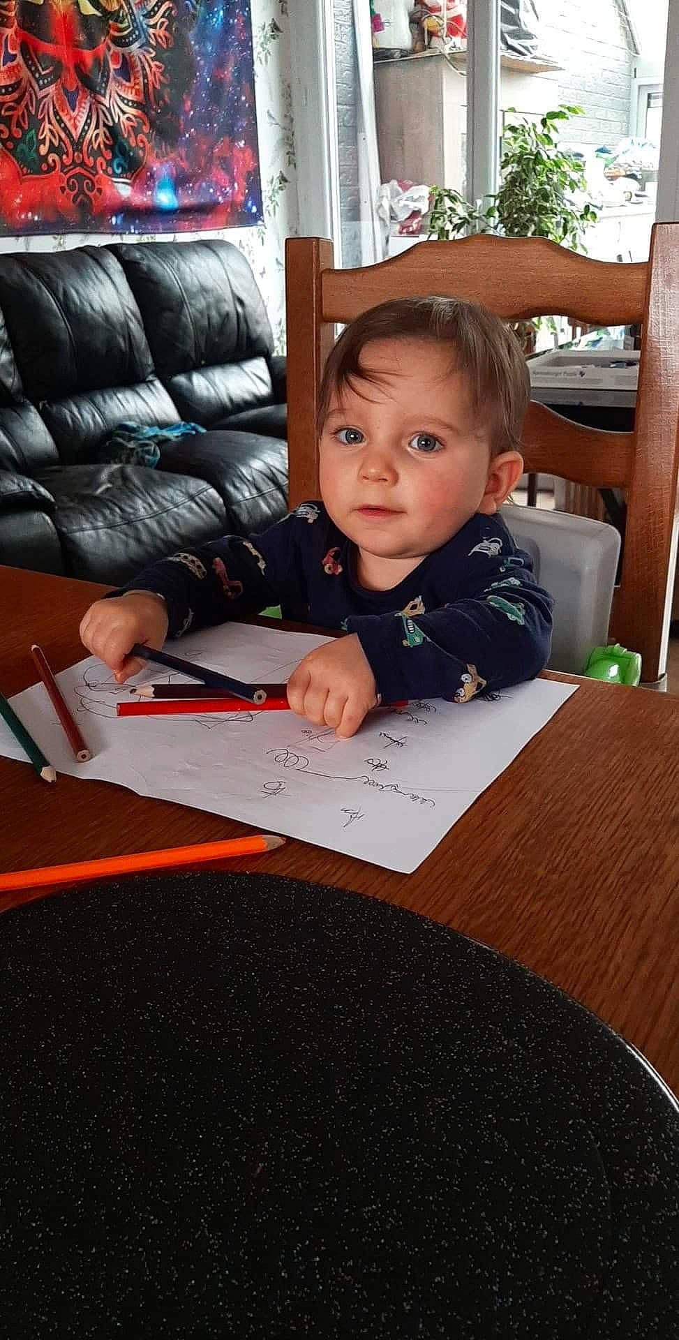 Liam participe au concours pour gagner de l'argent avec cette photo : baby, carmine, carpet, chair, child, curious, floor, flooring, fun, hairstyle, hardwood, leisure, living_room, person, play, reading, room, sitting, standing, toddler