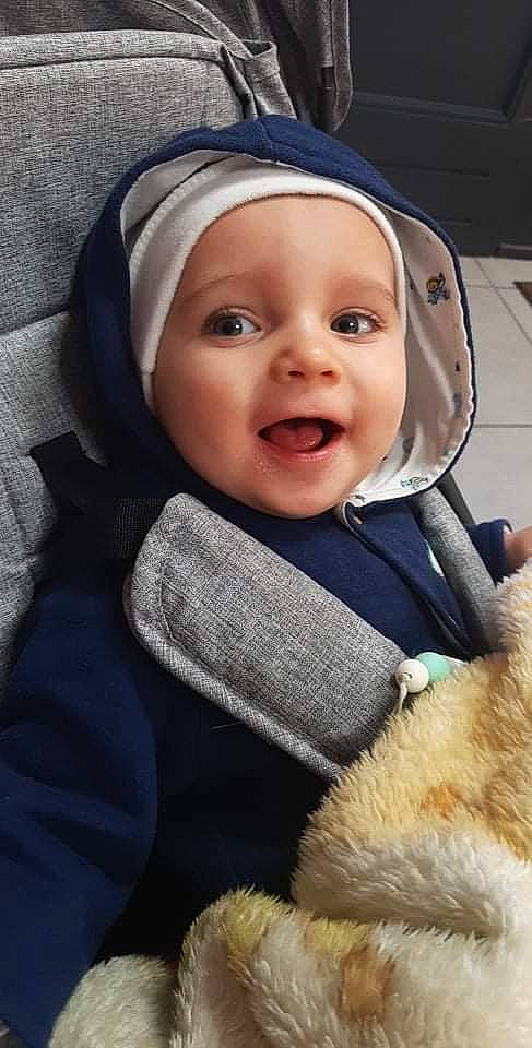 Liam participe au concours pour gagner de l'argent avec cette photo : baby, baby_carriage, baby_products, cap, car_seat, cheek, comfort, electric_blue, eye, fashion_accessory, happy, headgear, headwear, iris, lip, outerwear, person, product, skin, smile