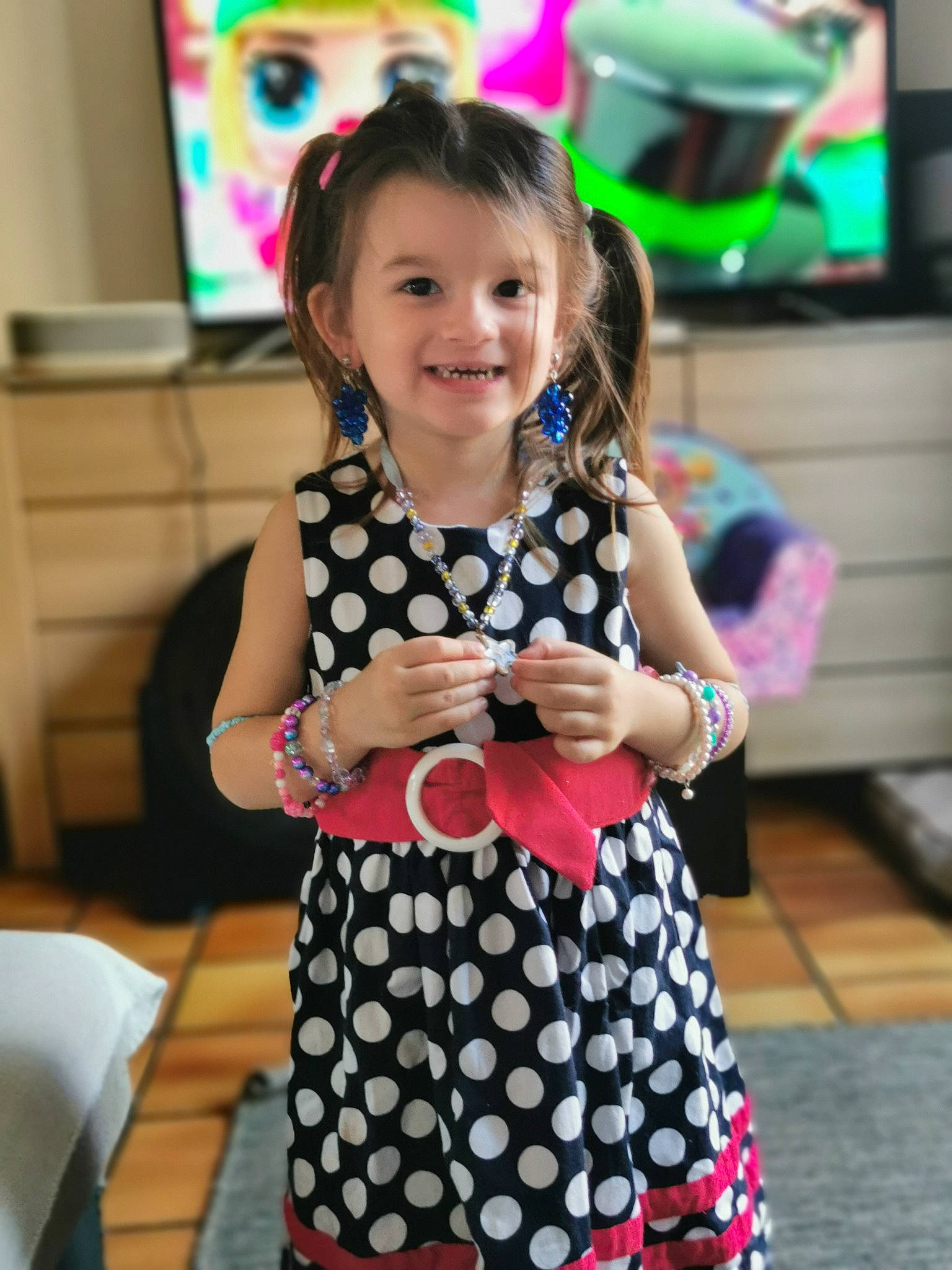 Chloé participe au concours pour gagner de l'argent avec cette photo : child, day_dress, dress, event, face, fashion_design, fun, hairstyle, happy, head, joy, person, picture_frame, pink, skin, sleeve, smile, snapshot, standing, street_fashion