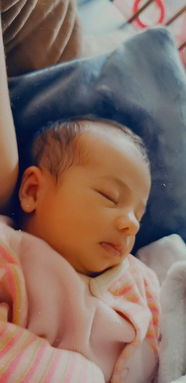 Elena a rejoint le concours — aidez-le/la à gagner de superbes lots ! baby, baby_sleeping, cheek, child, comfort, eye, eyebrow, eyelash, forehead, gesture, hairstyle, happy, head, iris, linens, lip, nose, person, skin, thumb