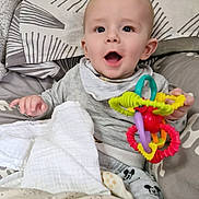 Darius a rejoint le concours — aidez-le/la à gagner de superbes lots ! baby, bed, blanket, child, clothing, colorful, comfort, cute, fabric, happy, indoor, infant, mickey_mouse, pattern, person, pillow, playful, smiling, toy, young