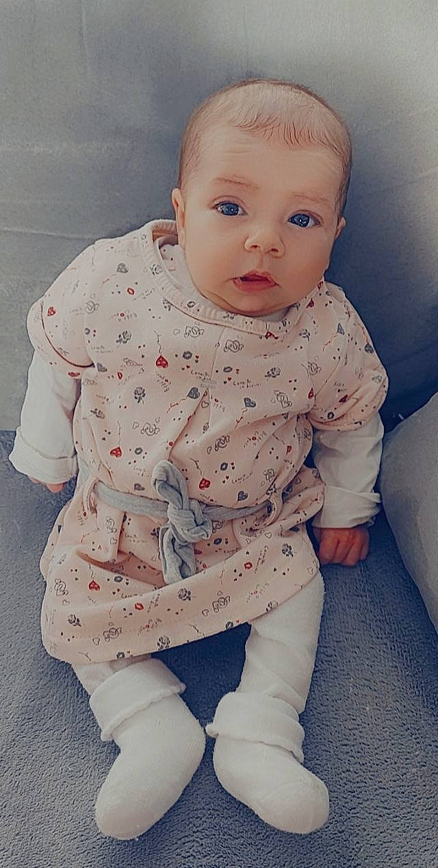 Savanah participe au concours pour gagner de l'argent avec cette photo : arm, baby, baby_toddler_clothing, cheek, comfort, eye, face, finger, hand, head, human_body, iris, leg, lip, mouth, neck, nose, person, shoulder, skin